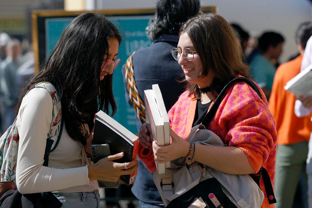Si existe una actividad cultural donde ha habido un histórico predominio masculino, es la literatura. Dicha desigualdad se ve reflejada de forma muy clara en los premios literarios. Sin ir más lejos, de un total de 56 entregas del Premio Nacional de Literatura en Chile, solo 6 mujeres escritoras lo han recibido desde 1942.